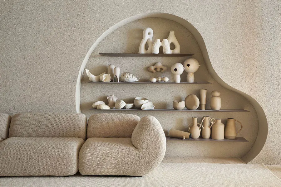 Khám Phá Không Gian Sống Theo Phong Cách Neo Organic 9 Kệ tường uốn lượn mềm mại tích hợp các món décor mang hình khối tự nhiên, gợi nhớ đến sự đa dạng và độc đáo của thế giới sinh học – một nét chấm phá đậm chất Organic.